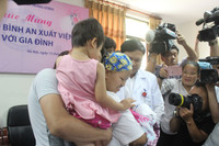 Vỡ òa ngày Đỗ Bình An - con trai sản phụ ung thư giai đoạn cuối xuất viện