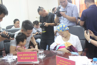 Vỡ òa ngày Đỗ Bình An - con trai sản phụ ung thư giai đoạn cuối xuất viện