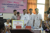 Vỡ òa ngày Đỗ Bình An - con trai sản phụ ung thư giai đoạn cuối xuất viện