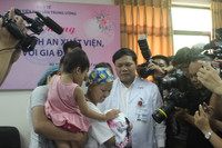 Vỡ òa ngày Đỗ Bình An - con trai sản phụ ung thư giai đoạn cuối xuất viện