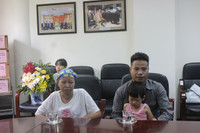 Vỡ òa ngày Đỗ Bình An - con trai sản phụ ung thư giai đoạn cuối xuất viện