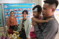 Vỡ òa ngày Đỗ Bình An - con trai sản phụ ung thư giai đoạn cuối xuất viện