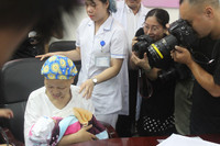 Vỡ òa ngày Đỗ Bình An - con trai sản phụ ung thư giai đoạn cuối xuất viện