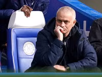 [ẢNH] Jose Mourinho cười bí hiểm khi lần thứ hai thua học trò cũ Frank Lampard