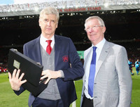 [ẢNH] Có gì bên trong hộp quà Sir Alex Ferguson tặng HLV Wenger?