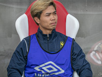 [ẢNH] Công Phượng cô đơn, bất lực nhìn đội nhà bại trận