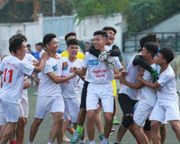 [ẢNH] Cầu thủ THPT Kim Liên bật khóc sau trận thua trước trường Vân Tảo