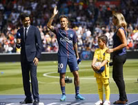 [Ảnh] Neymar ra mắt fans như ông hoàng, hoành tráng nhất lịch sử bóng đá Pháp