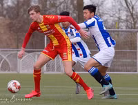 [ẢNH] Văn Hậu tả xung hữu đột giữa những đối thủ cao to ở Hà Lan