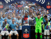 [ẢNH] Hủy diệt Watford 6-0, Man City đoạt FA Cup, vô địch tuyệt đối tại Anh