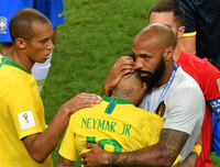 [ẢNH] Neymar nức nở gục vào vai 