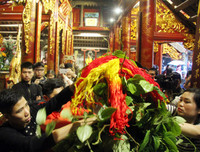 Bỏ tục 'cướp giò hoa tre', người dân kiên nhẫn xếp hàng xin 'lộc' Thánh Gióng