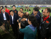 [ẢNH] Việt Nam đại thắng Thái Lan, Thủ tướng Nguyễn Xuân Phúc vui mừng với HLV Park