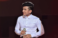 Fans tranh cãi vì Đan Trường mang kiểu tóc mới vào phim