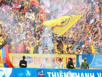 Chùm ảnh: Nam Định lên V-League, sân Thiên Trường mở hội bằng pháo sáng