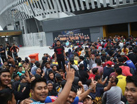 [ẢNH] Người Malaysia mang cả chăn, chiếu đi mua vé xem chung kết