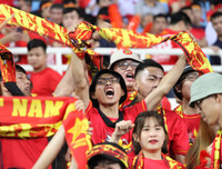 Cổ động viên tiếp lửa trên sân Mỹ Đình trong cuộc đấu với Malaysia