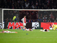 [ẢNH] Dàn sao trẻ Ajax gục xuống sân như ngả rạ sau khi bị loại nghiệt ngã