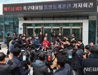 [ẢNH] Thầy Park gây sốt khi tháo kính, đánh đầu thị phạm cho học trò