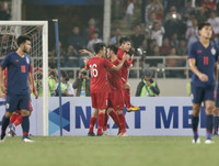 [ẢNH] Việt Nam đại thắng Thái Lan, Thủ tướng Nguyễn Xuân Phúc vui mừng với HLV Park