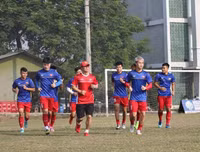 [ẢNH] Xuân Trường trở lại trong lần đầu tiên Việt Nam được tập trên một sân 