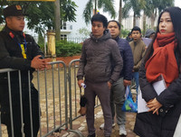 [ẢNH] Nhiều CĐV hớn hở nhận vé xem chung kết lượt về AFF Cup 2018