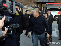 [ẢNH] HLV Park Hang-seo được chào đón như người hùng khi về thăm quê