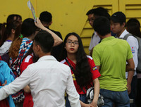 [ẢNH] CĐV quây kín cửa sân Hàng Đẫy chờ gặp thần tượng U23 Việt Nam