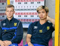 [ẢNH] Công Phượng đăm chiêu trên ghế dự bị khi không được HLV ngó ngàng tới