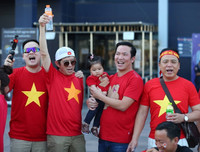 [ẢNH] CĐV tí hon theo bố mẹ vào sân Chang Arena cổ vũ U23 Việt Nam