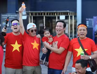 [ẢNH] CĐV tí hon theo bố mẹ vào sân Chang Arena cổ vũ U23 Việt Nam