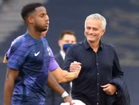 [ẢNH] HLV Mourinho tươi hết cỡ sau màn ngược dòng trước Arsenal