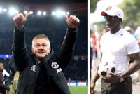 Cựu danh thủ M.U vui vẻ chụp ảnh cùng người hâm mộ tại phố đi bộ hồ Gươm