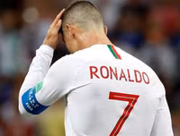 [ẢNH] Cô bồ xinh đẹp buồn thiu nhìn Ronaldo thua trận và rời World Cup