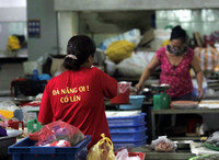 [Ảnh] 1.500 tiểu thương tại Đà Nẵng đồng loạt mặc áo cờ đỏ sao vàng, mong muốn đẩy lùi Covid-19