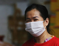 [Ảnh] 1.500 tiểu thương tại Đà Nẵng đồng loạt mặc áo cờ đỏ sao vàng, mong muốn đẩy lùi Covid-19