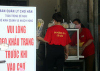 [Ảnh] 1.500 tiểu thương tại Đà Nẵng đồng loạt mặc áo cờ đỏ sao vàng, mong muốn đẩy lùi Covid-19