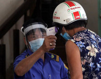 [Ảnh] 1.500 tiểu thương tại Đà Nẵng đồng loạt mặc áo cờ đỏ sao vàng, mong muốn đẩy lùi Covid-19