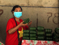 [Ảnh] 1.500 tiểu thương tại Đà Nẵng đồng loạt mặc áo cờ đỏ sao vàng, mong muốn đẩy lùi Covid-19