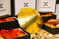 NTK Đỗ Trịnh Hoài Nam mang nón dát vàng sang Úc