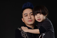 Những hình ảnh hiếm hoi về cậu con trai 4 tuổi của Tùng Dương