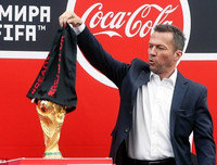 [ẢNH] Cúp vàng thế giới đến Nga, chờ trao tay nhà vô địch World Cup 2018