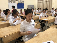 [Ảnh] Phó Chủ tịch UBND TP Hà Nội động viên thí sinh gãy tay được bố trí thi riêng có người chép hộ