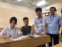 [Ảnh] Phó Chủ tịch UBND TP Hà Nội động viên thí sinh gãy tay được bố trí thi riêng có người chép hộ