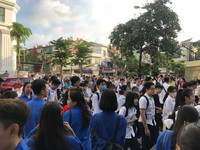 [Ảnh] Phó Chủ tịch UBND TP Hà Nội động viên thí sinh gãy tay được bố trí thi riêng có người chép hộ