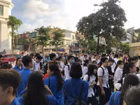 [Ảnh] Phó Chủ tịch UBND TP Hà Nội động viên thí sinh gãy tay được bố trí thi riêng có người chép hộ