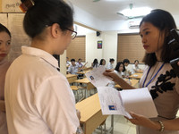 [Ảnh] Phó Chủ tịch UBND TP Hà Nội động viên thí sinh gãy tay được bố trí thi riêng có người chép hộ