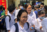 [Ảnh] Phó Chủ tịch UBND TP Hà Nội động viên thí sinh gãy tay được bố trí thi riêng có người chép hộ