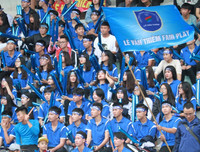 [ẢNH] CĐV Lê Văn Thiêm máu lửa phủ xanh khán đài sân Tây Hồ