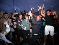 [ẢNH] CĐV ăn mừng điên cuồng, đập phá ô tô khi Leeds United lên hạng